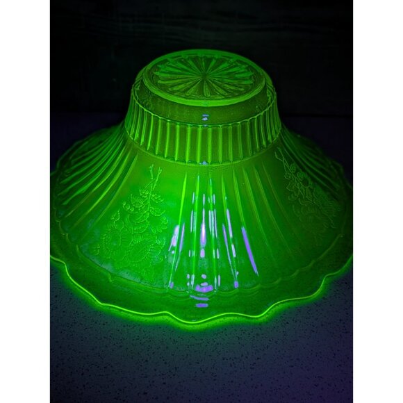 Large Vintage Green Uranium Center Bowl - Mayfair Open Rose - Picture 5 of 12